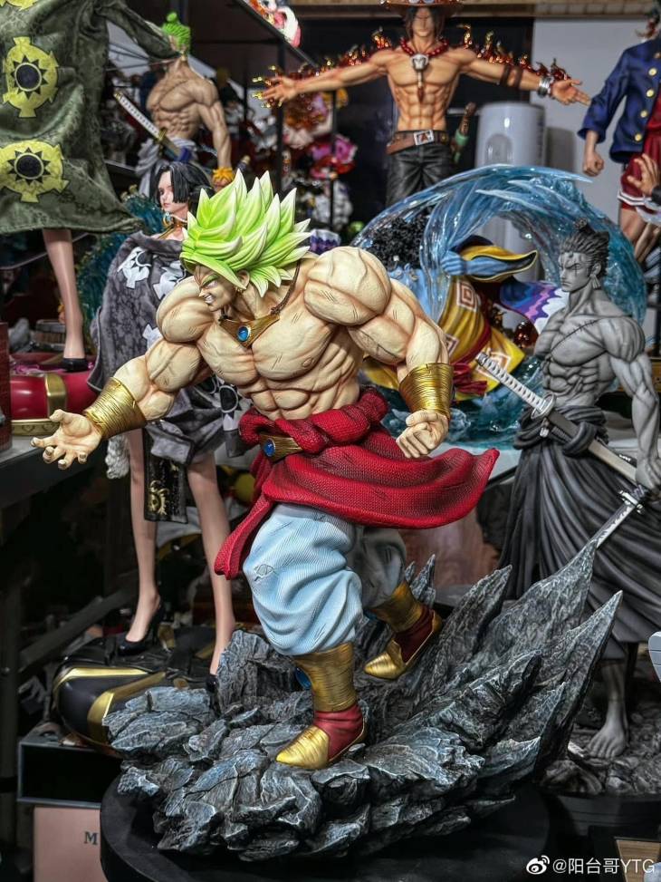 Break - Broly vs Goku and Vegeta StatueCorp
