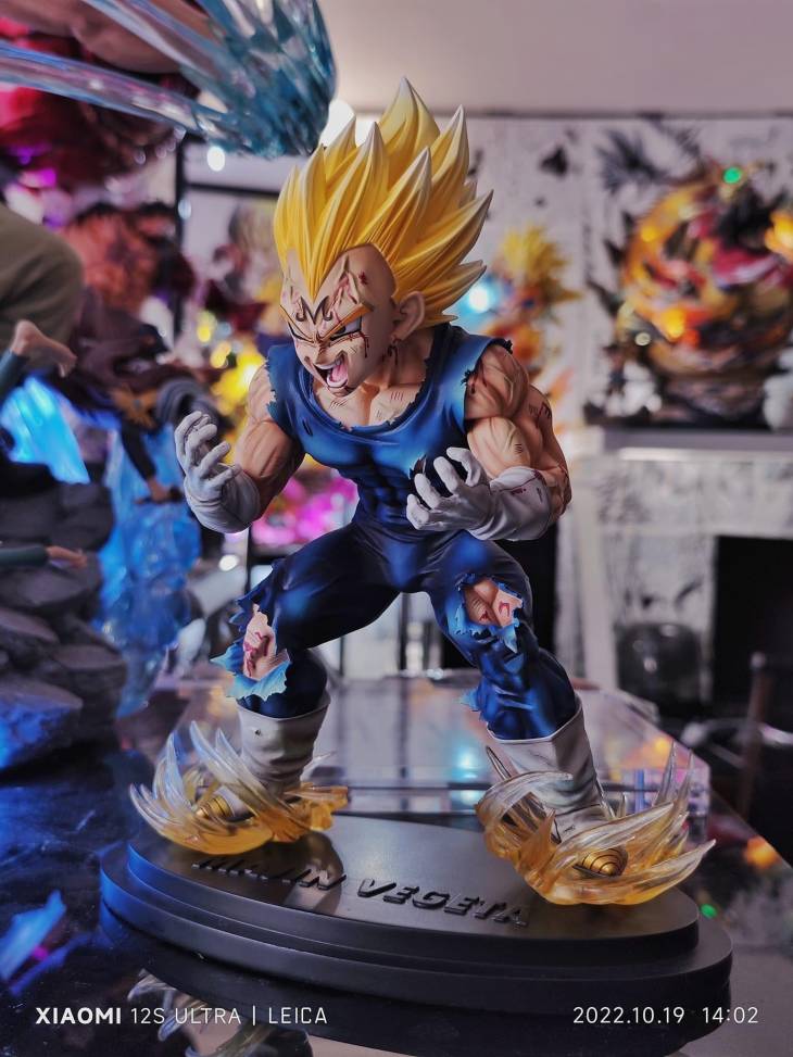 Figure Class - Majin Vegeta StatueCorp